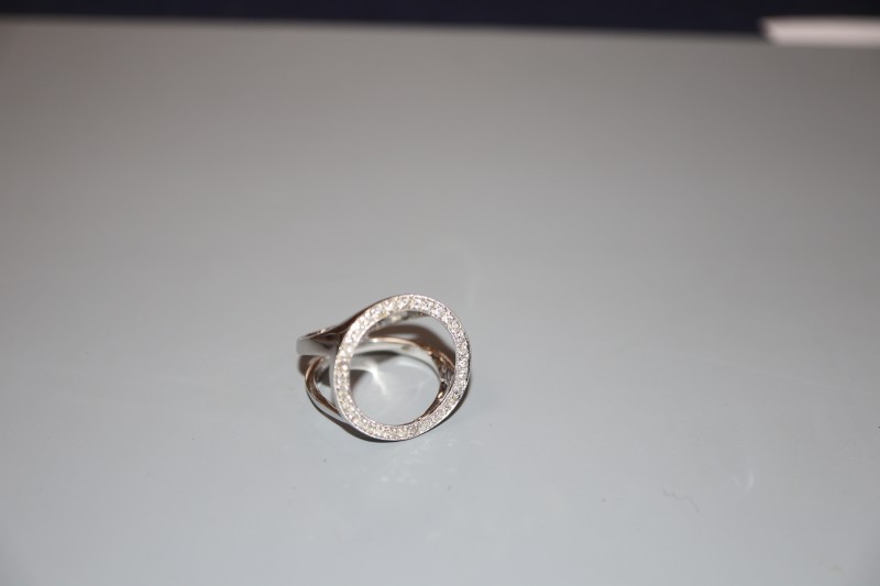 A moder white metal (stamped 750) and diamond set scarf ring, 20mm in diameter, gross 7.8 grams.